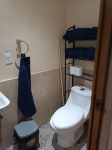 a bathroom with a toilet and two bunk beds at Departamento Aeropuerto CDMX in Mexico City