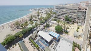 z powietrza widok na plażę i budynek w obiekcie La Mar de Venus - Luxury Views in Puerto Deportivo w Marbelli