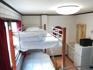 1 Schlafzimmer mit 2 Etagenbetten in einem Zimmer in der Unterkunft COTE sakuragawa "Room 201,301,401" - Vacation STAY 03144v in Osaka