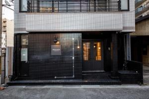 eine Eingangstür eines Gebäudes mit einem Schild darauf in der Unterkunft COTE sakuragawa "Room 201,301,401" - Vacation STAY 03144v in Osaka