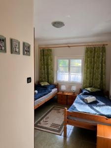 1 dormitorio con 2 camas y ventana en Agroturystyka „U Rzeźbiarza”, en Sławno