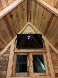 TV a/nebo společenská místnost v ubytování Snovika ( The Organic Farms ) + 30 fotografií