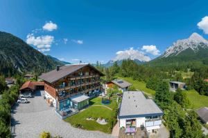 une vue aérienne sur un bâtiment avec des montagnes en arrière-plan dans l'établissement Zirbentraum, à Biberwier