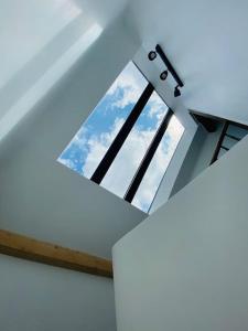 een raam in het plafond van een kamer met de hemel bij Joli Duplex à quelques pas du centre de Bayonne in Bayonne