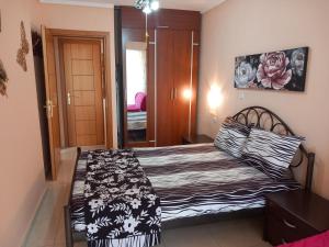 um quarto com uma cama com um cobertor preto e branco em Sofia's house em Flogita
