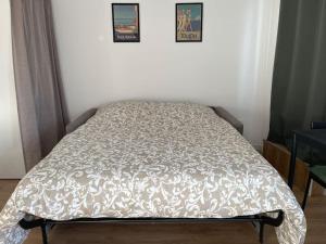 ein Bett mit einer weißen Bettdecke darüber in der Unterkunft Studio Hyper centre avec balcon WIFI et climatisation in Toulon
