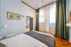 a bedroom with a large bed and a window at My Place Ferdinand in Cluj-Napoca