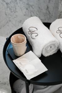 um prato preto com toalhas e um copo e uma toalha em Grey Castle garnì&suite em Ponte di Legno