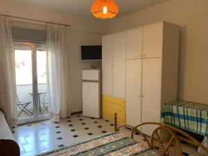 Kleines Zimmer mit einem Bett und einem Kühlschrank. in der Unterkunft Le Zagare apartments in SantʼAlessio Siculo