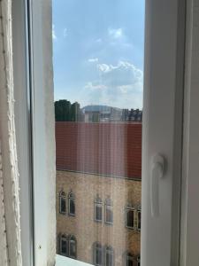 een raam met uitzicht op een gebouw bij Somogyi Béla Apartments in Boedapest