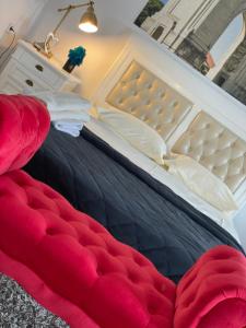een slaapkamer met een bed met een rood en zwart dekbed bij Air Residence in Otopeni