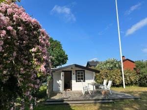 una pequeña casa con mesa, sillas y 2 perros en Mysiga lägenheter i Kalmar centrum en Kalmar