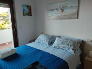 una camera con letto e piumone blu di Il Rifugio del Pescatore a San Vito Chietino