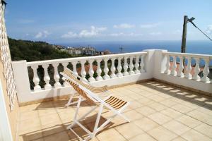 バスティアにあるAppartement de 2 chambres avec vue sur la mer piscine privee et terrasse amenagee a Bastia a 2 km de la plageの海の景色を望むバルコニー(椅子付)