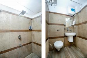 Duas fotografias de uma casa de banho com WC e lavatório. em Flexi Hospitality - A Star - अमृतसर का सबसे Premium होटल em Amritsar