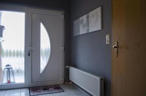 a room with a door and a window and a hallway at Ferienwohnung Asmuss in Rabenholz in Rabenholz