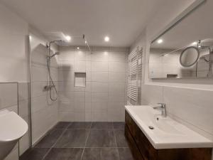 Rabenholz的住宿－Ferienwohnung Asmuss in Rabenholz，白色的浴室设有水槽和镜子