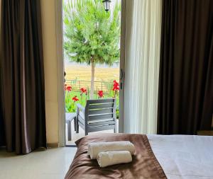 ein Schlafzimmer mit einem Bett mit zwei Handtüchern darauf in der Unterkunft Celebi Garden Hotel - Cittaslow Retreat in Famagusta