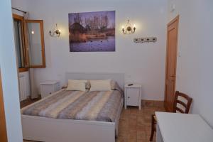 1 dormitorio con 1 cama y una foto en la pared en La botta vecchia - Delta of the Po - Private parking, en Porto Viro