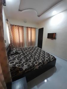 a bedroom with a black and white bed in a room at F and B serviced apartment Abeokuta in Aro