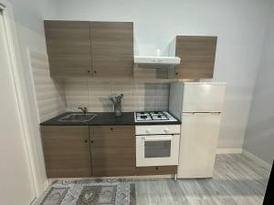 una piccola cucina con piano cottura e frigorifero di Casa Tonia a Napoli