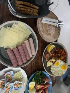 une table recouverte de assiettes de nourriture avec de la viande et du fromage dans l'établissement E.J. Pyrgos Bay Hotel, à Kato Pyrgos