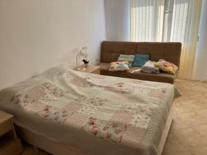 um quarto com uma cama com uma colcha em Holiday Apartments 4 Bozhurets Kavarna Bulgaria em Bozhurets