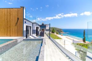 Cette villa dispose d'une piscine et offre une vue sur l'océan. dans l'établissement Villa Casa Blanca - Location Maitikoa, à Lloret de Mar