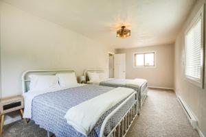 מיטה או מיטות בחדר ב-Waterfront Pelican Lake Cottage with Lake Access!