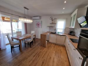 Kuchyň nebo kuchyňský kout v ubytování Apartments Manuel