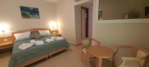 Postel nebo postele na pokoji v ubytování Hotel Serenity Tolo