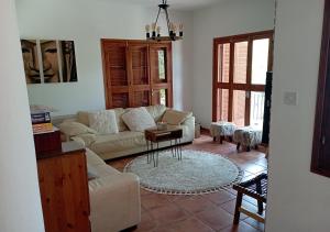 Posezení v ubytování Vavatsinia Panorama Cottage