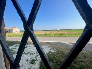 Una ventana con vistas a una carretera en B&B Antica cascina en Boretto