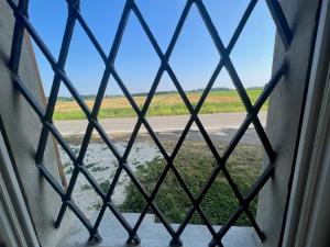 una ventana con vistas a la carretera en B&B Antica cascina en Boretto