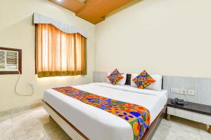 1 dormitorio con 1 cama grande en una habitación en FabHotel Bikaner Heritage, en Jaipur