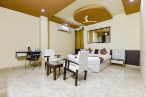 1 dormitorio con 1 cama y escritorio en una habitación en FabHotel Bikaner Heritage, en Jaipur