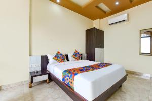 1 dormitorio con 1 cama blanca grande en una habitación en FabHotel Bikaner Heritage, en Jaipur