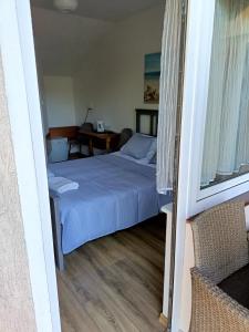 ein kleines Schlafzimmer mit einem Bett und einem Schreibtisch in der Unterkunft Pokoje Gościnne u Marcina in Ostrowo