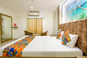 ein Schlafzimmer mit einem großen Bett in einem Zimmer in der Unterkunft FabExpress Apollo I in Ahmedabad