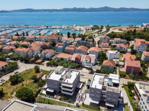 een luchtzicht op een stad met een haven bij Apartment Wing 77 by Belmont Realty in Zadar