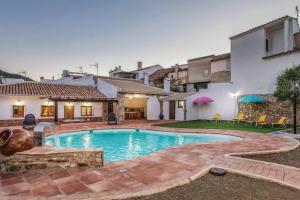 Πισίνα στο ή κοντά στο Charming Villa in Mondrón with Private Pool