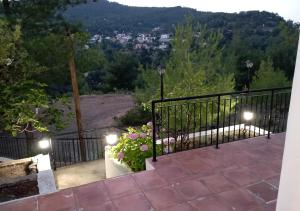 Balkón nebo terasa v ubytování Vavatsinia Panorama Cottage