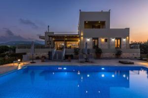 Photo de la galerie de l'établissement Villa Luna, 5 bedrooms, Private Pool, Hot Tub, Garden, à Skalánion