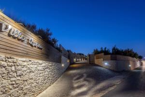 Photo de la galerie de l'établissement Villa Luna, 5 bedrooms, Private Pool, Hot Tub, Garden, à Skalánion