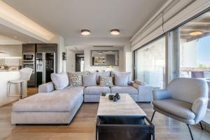 a living room with a couch and a table at Villa Luna in Skalánion