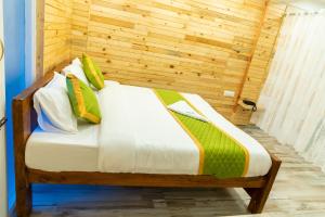 Postel nebo postele na pokoji v ubytování FabExpress RMK Nest - Nr Chettiar Park