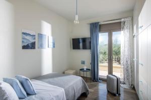 ein Schlafzimmer mit einem Bett und einer Glasschiebetür in der Unterkunft Villa Luna, 5 bedrooms, Private Pool, Hot Tub, Garden in Skalánion + 83 Fotos