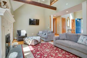 Φωτογραφία από το άλμπουμ του half Mi to Beach Stunning Home with Deck in Falmouth σε Φάλμαουθ
