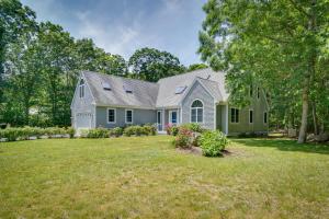 una casa con patio en half Mi to Beach Stunning Home with Deck in Falmouth, en Falmouth