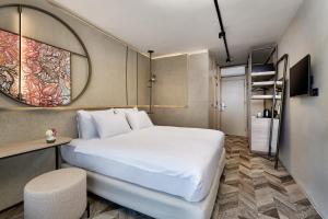 1 dormitorio con 1 cama blanca y 1 litera en Büyük Hotel, en Alanya